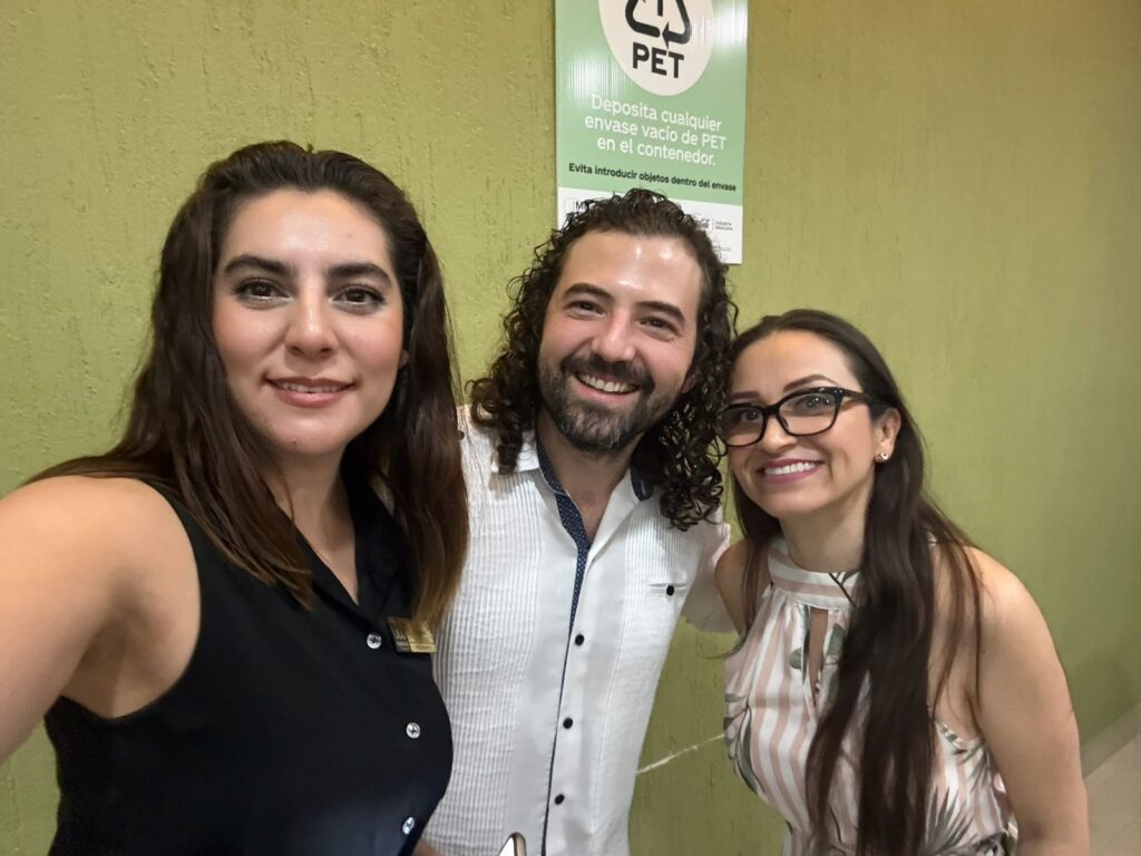 Representantes de la comunidad Nuevas en Mérida con el subsecretario de comercio e industria de Yucatán, Roger Góngora, también conocido por su canal Trasmuro.